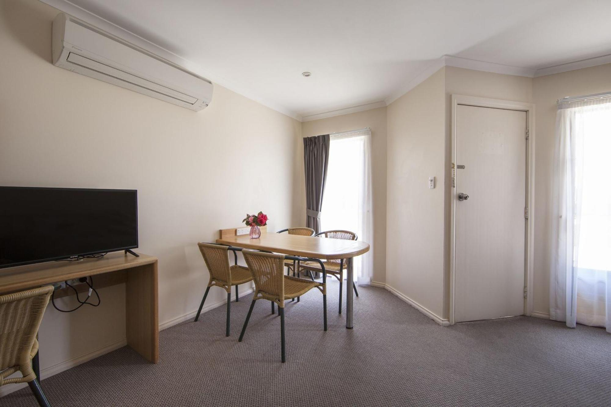 Redhill Cooma Motor Inn 外观 照片